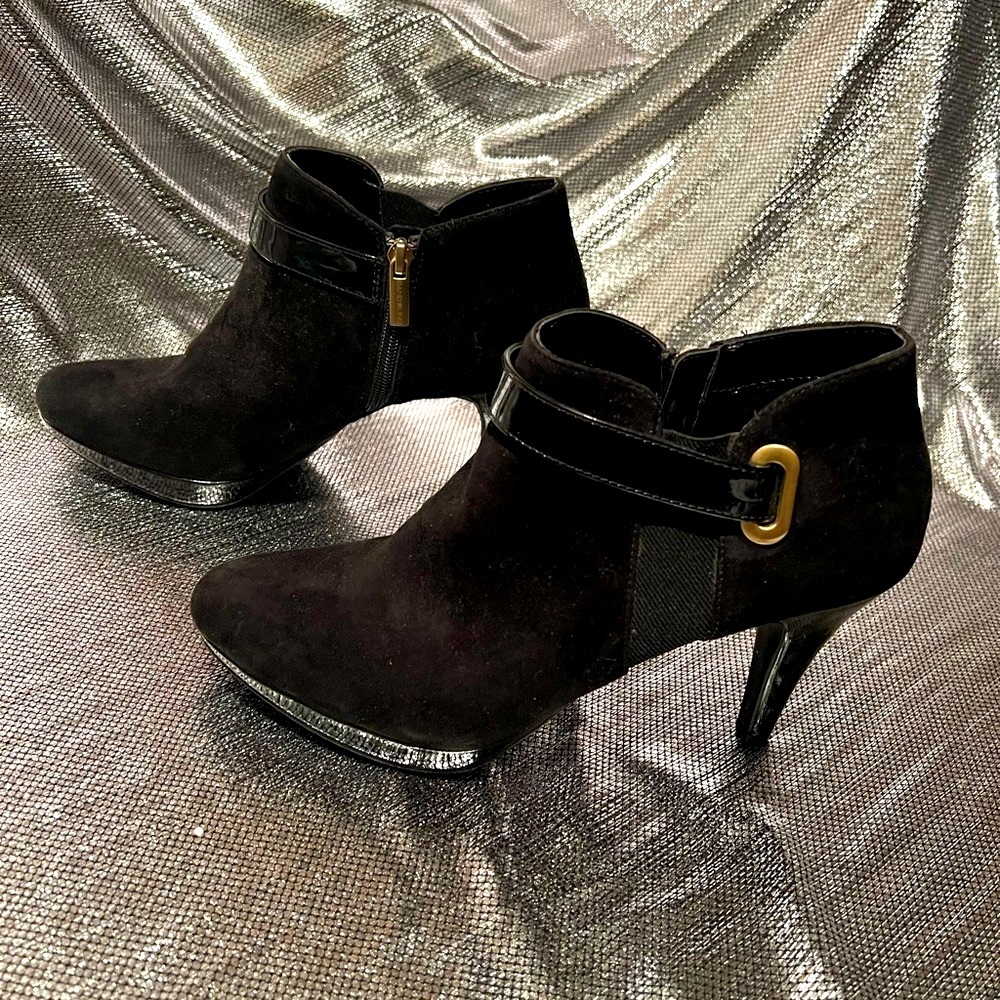 Woman’s Bandolino Black Suede Heeled Boots size 10M never worn, minor Damage👌